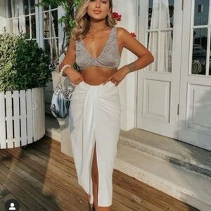 ZARA BLOGGER FAVORITE SKIRT
Size L
Great condition